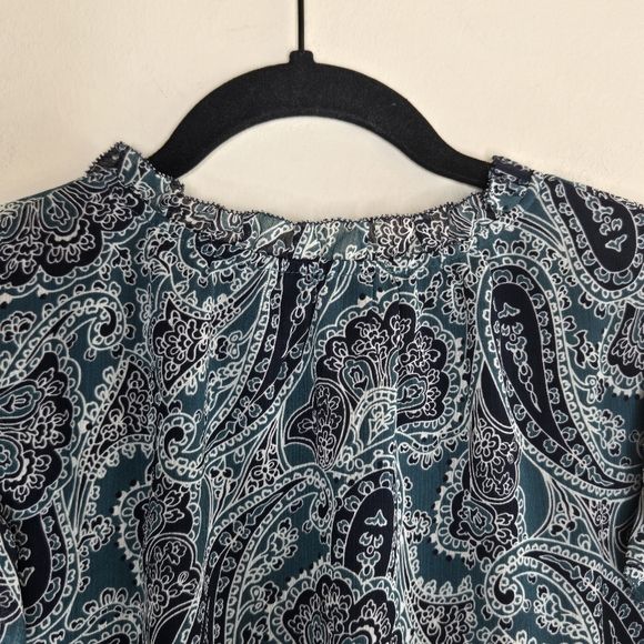 EVEREVE NWT Kora Paisley Split Neck Chiffon Top - Picture 9 of 11
